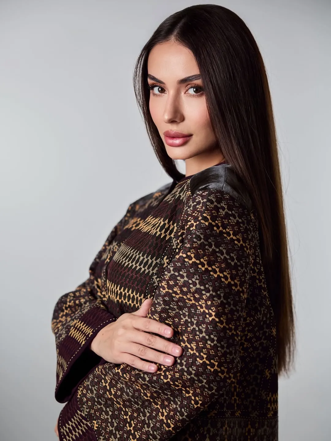 Gulyaka salon — portrait in gold brocade